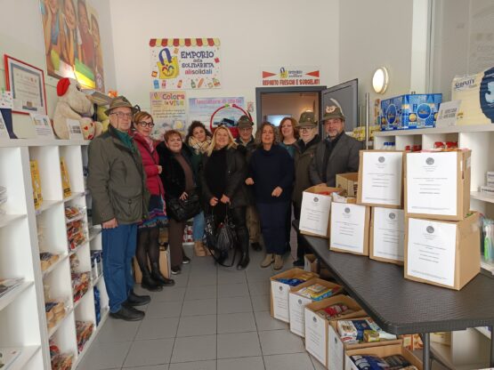 Bambini e alpini uniti in un gesto di solidarietà per Alisolidali