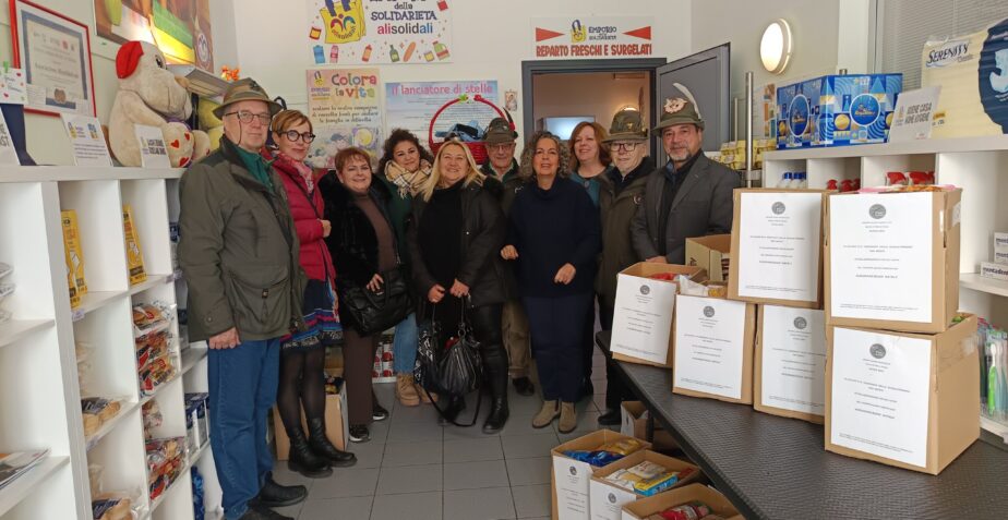 Bambini e alpini uniti in un gesto di solidarietà per Alisolidali